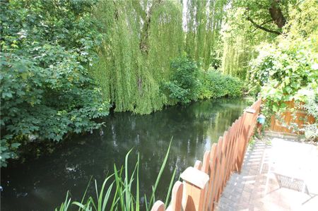 Waters Drive, Staines-upon-Thames - Photo 2