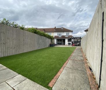 4 bedroom end of terrace house to rent - Photo 1