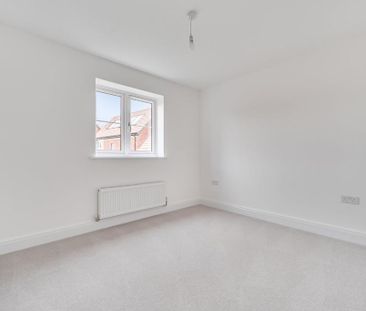 2 bedroom end of terrace house to rent - Photo 4