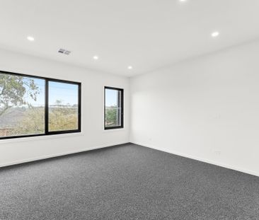Luxury Living in a Prime Mount Waverley Location - Photo 2