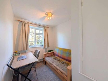 Larksfield, Englefield Green, Egham, TW20 - Photo 5