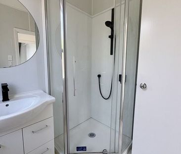 2-3 bedroom house. Close to shops and bus. - Photo 1