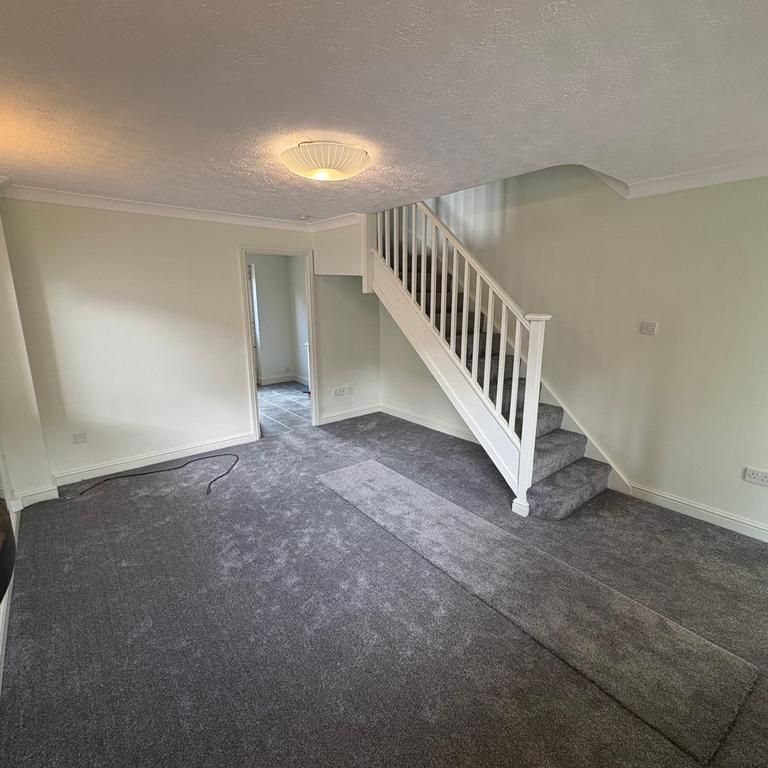 2 bedroom end of terrace house to rent - Photo 1