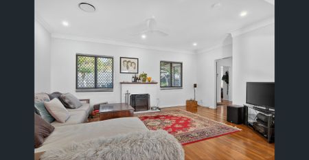 Character, Style & Comfort rolled into one fabulous solar powered property - Photo 2