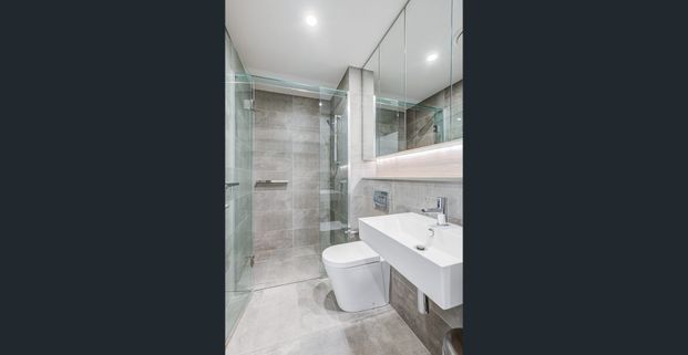 Stunning 1 Bedroom Apartment in Prime West End Location - Photo 1