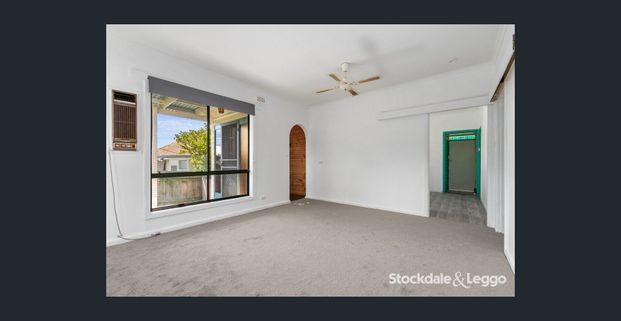 Freshly painted, new floor coverings & window furnishings - Photo 1
