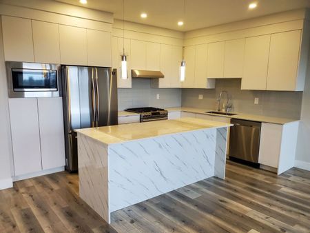 Bright, Open Concept Upper! - Photo 2