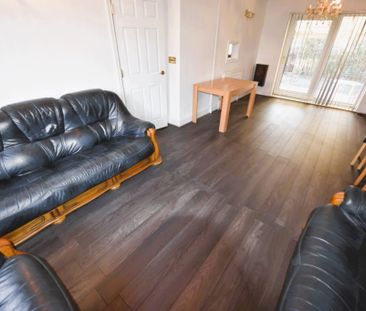 3 bedroom House in Eden Crescent Bed), Leeds - Photo 4