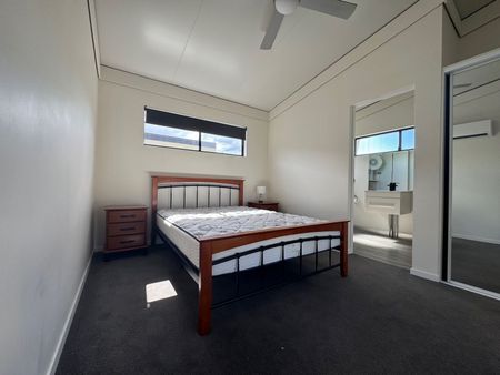 Modern Two Bedroom Furnished Unit - Photo 4