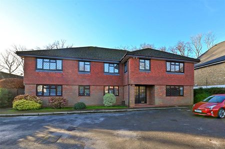 A well presented first floor apartment in a sought after close, within a very short distance of Amersham high street and Metropolitan/Chiltern line station - Photo 4