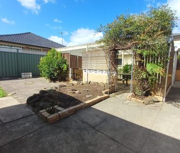 Large 4 Bedroom Home - Gardening Included!! - Photo 6