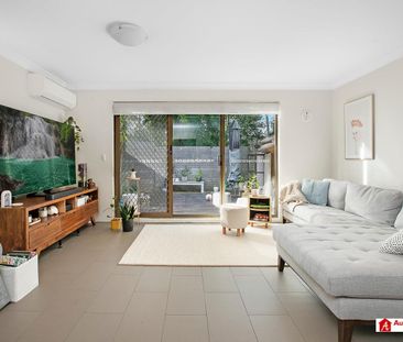 Spacious & Fantastic Townhouse With North Facing Courtyard in Prime... - Photo 1