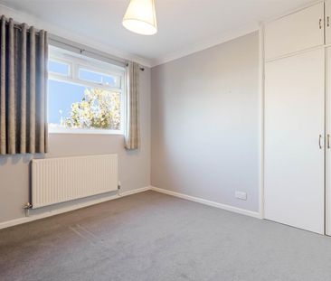 A 2 Bedroom Flat in Overton Park Road, Cheltenham - Photo 4
