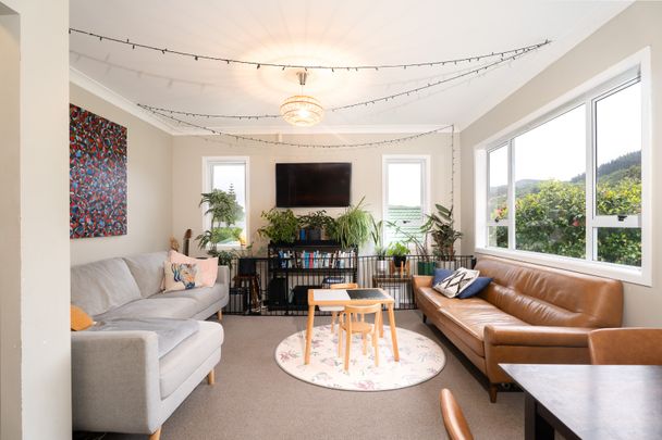 Charming Family Home at 9 Franklyn Road, Tawa - Photo 1