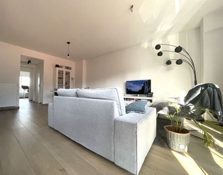 Prachtig dakappartement met terras, gelegen in het hartje van Sint-Gillis-Dendermonde. - Photo 4