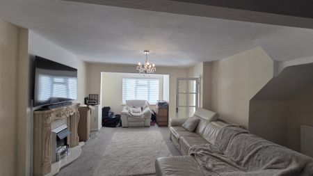 Southern Cottages, Surrey, TW19 - Photo 2