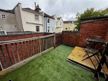 2 bedroom maisonette to rent - Photo 5