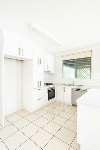 BEAUTIFUL FAMILY HOME WITH POOL - Photo 4