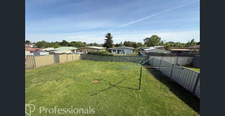 3 Bedroom Home - Spacious Backyard - Photo 2