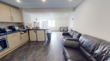 5 Bed - Sackville Street, Woodhouse, Leeds - Photo 4