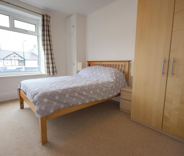 1 Bedroom Apartment - Above Shop To Let - Photo 6