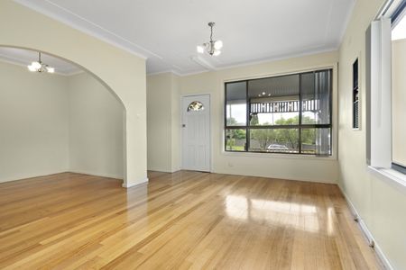 Freshly Painted 3 Bedroom Home With Newly Installed Solar Panels And Battery! - Photo 3