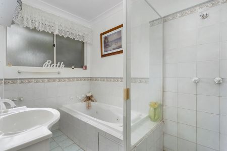 Beautifully Presented 1BEDROOM APARTMENT IN POPULAR COMPLEX! - Photo 3