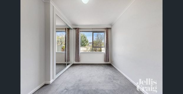 Spacious Apartment with Courtyard - Photo 1