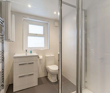 SHORT LET: An immaculate two bedroom flat in a handsome period building on Richmond Hill. - Photo 4