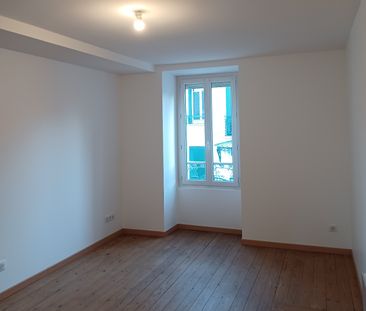 A 2 pas des commerces et à proximité de la gare de Bréval. Appartement de 2 pièces en duplex. - Photo 3