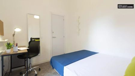 Double bed in Room in a shared 6-bedroom apartment for rent in San Diego, Madrid, perfect for professionals and students - Photo 3