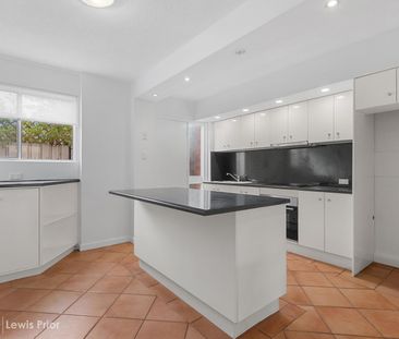 Charming Townhouse in Prime Location - Photo 2