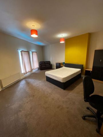 4 bedroom flat to rent - Photo 2