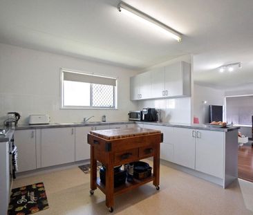 Large Family Home With 3 Car Accommodation - Photo 1