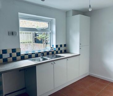 2 bedroom end of terrace house to rent - Photo 6