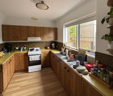 “Hi, I’m your well-located spacious 2-bedroom townhouse” - Photo 4