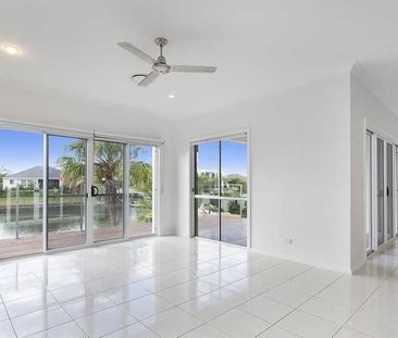 Spacious Waterfront Family Home in Helensvale! - Photo 5