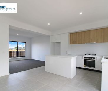 Three Bedroom Modern Living Townhouse in Werribee! - Photo 2