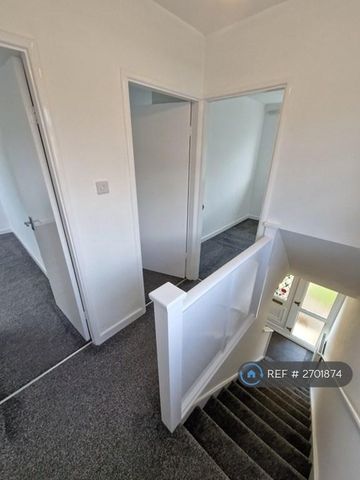 3 bedroom semi-detached house to rent - Photo 3