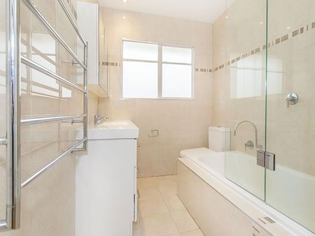 Light, Bright & Low-Maintenance! - Photo 5