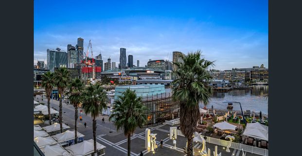 Recently renovated Podium Paradise in the Docklands! - Photo 1