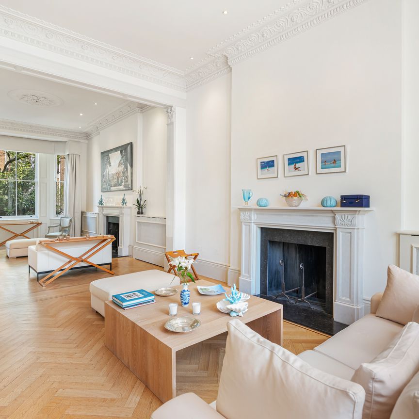 A modern, impeccably designed penthouse apartment in Kensington - Photo 1