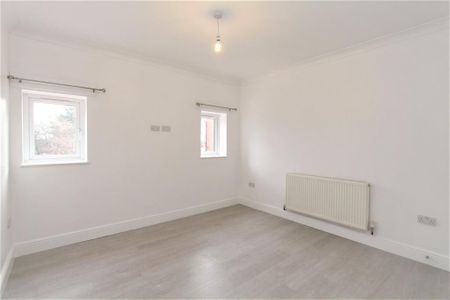 5 bedroom semi-detached house to rent - Photo 2