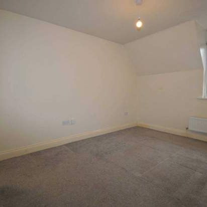 2 bedroom property to rent in Addlestone - Photo 1