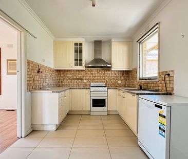 Lovely three bedroom home in Mount Waverley Secondary College schoo... - Photo 2