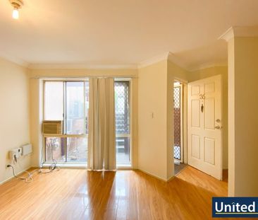 Three Bedroom Town House - Close to Amenities - Photo 6