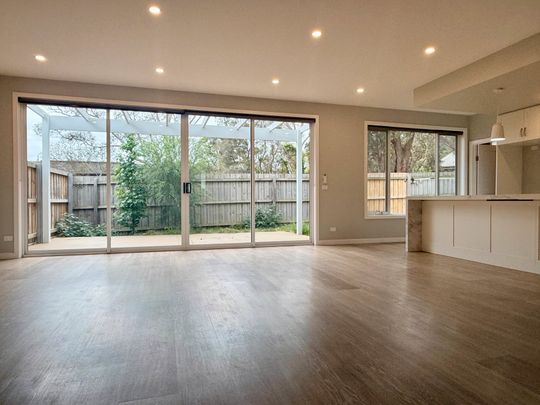 Luxurious townhouse, heart of Blackburn South - Photo 1