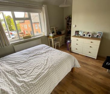 2 Bed Semi-Detached House, Reigate Road, BR1 - Photo 2