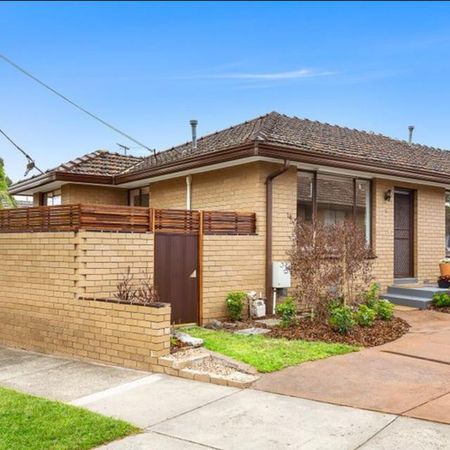 Pristine presentation, prime location *6 Month Lease* - Photo 5