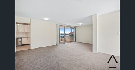 Renovated Three Bedroom Apartment in Idyllic Waterfront Building - Photo 2